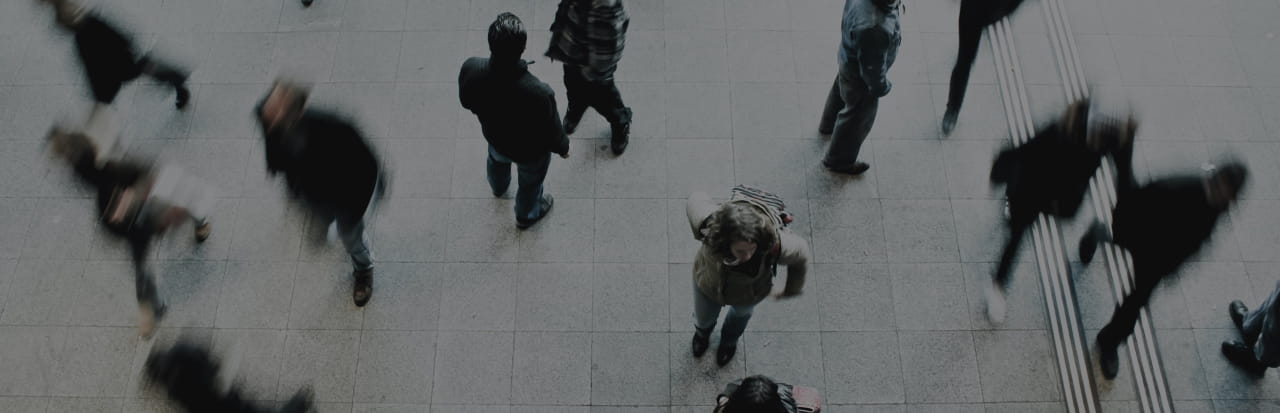 Homme tenant un téléphone