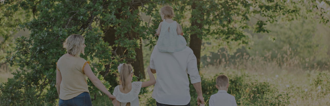 Homme tenant un téléphone