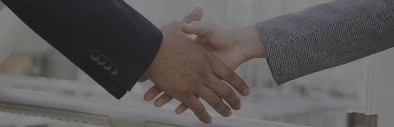 Homme tenant un téléphone