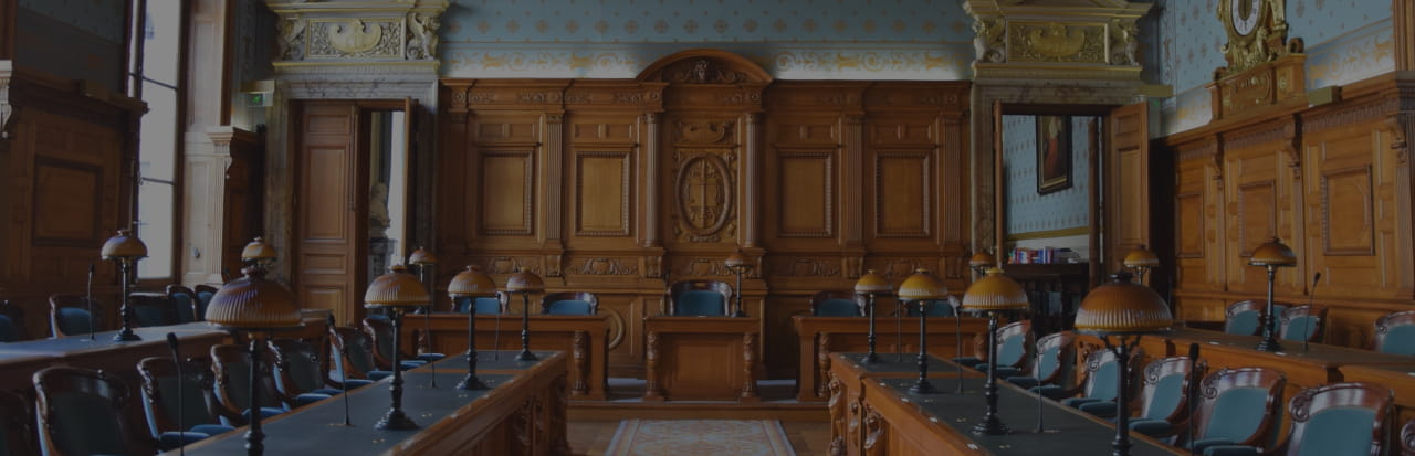 Homme tenant un téléphone