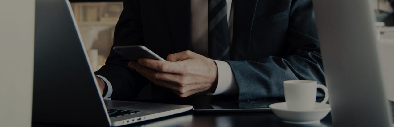 Homme tenant un téléphone