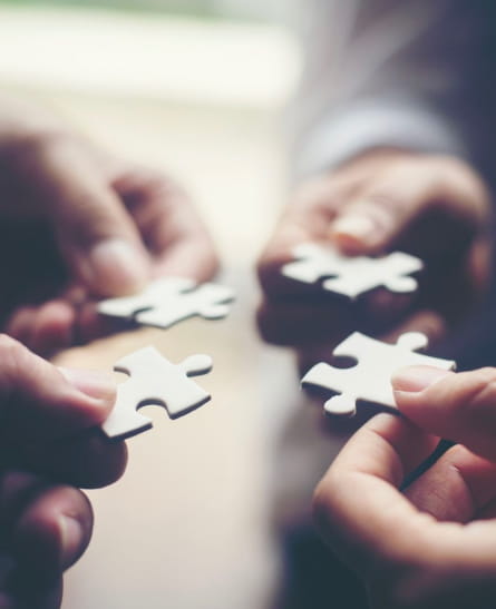 Image stylo sur livre ouvert