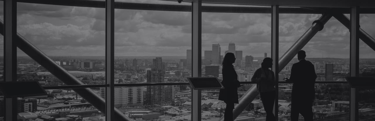 Homme tenant un téléphone